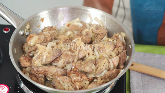 Куриная печень жареная с луком на сковороде Куриная печень жареная с луком на сковороде