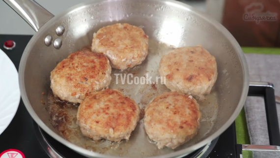 Котлеты из мясного фарша с картофелем и луком Котлеты из мясного фарша с картофелем и луком