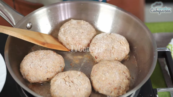 Котлеты из мясного фарша с картофелем и луком Котлеты из мясного фарша с картофелем и луком