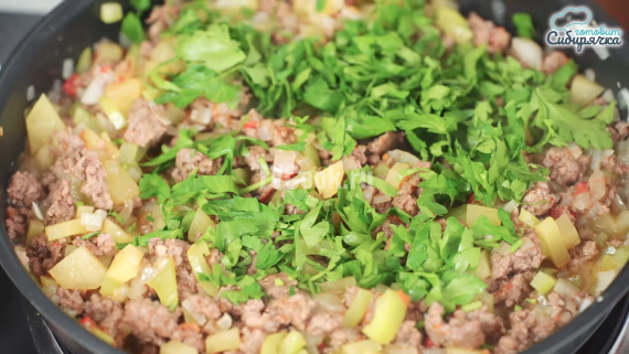 Закрытый мясной пирог с овощами на сметанном тесте Закрытый мясной пирог с овощами на сметанном тесте