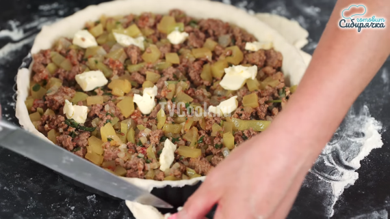 Закрытый мясной пирог с овощами на сметанном тесте Закрытый мясной пирог с овощами на сметанном тесте