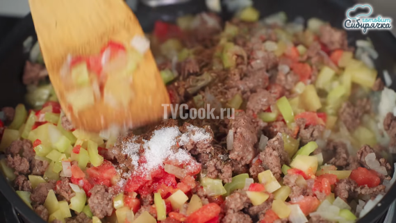 Закрытый мясной пирог с овощами на сметанном тесте Закрытый мясной пирог с овощами на сметанном тесте