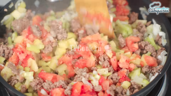 Закрытый мясной пирог с овощами на сметанном тесте Закрытый мясной пирог с овощами на сметанном тесте
