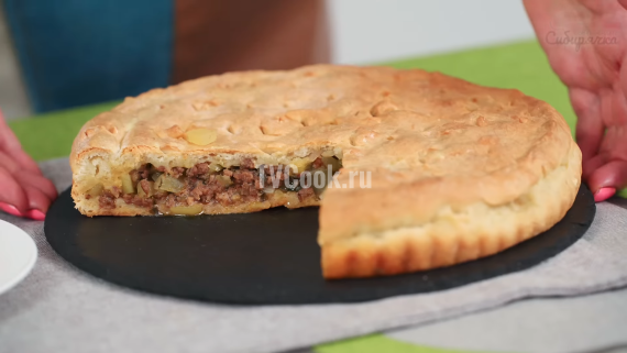 Закрытый мясной пирог с овощами на сметанном тесте Закрытый мясной пирог с овощами на сметанном тесте