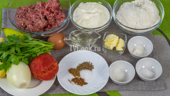 Закрытый мясной пирог с овощами на сметанном тесте Закрытый мясной пирог с овощами на сметанном тесте
