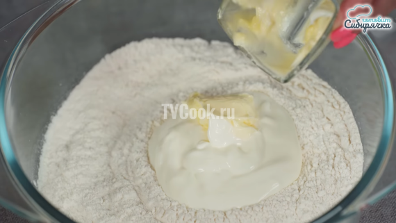 Закрытый мясной пирог с овощами на сметанном тесте Закрытый мясной пирог с овощами на сметанном тесте