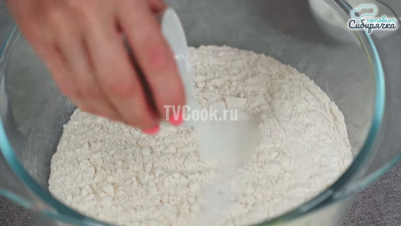 Закрытый мясной пирог с овощами на сметанном тесте Закрытый мясной пирог с овощами на сметанном тесте