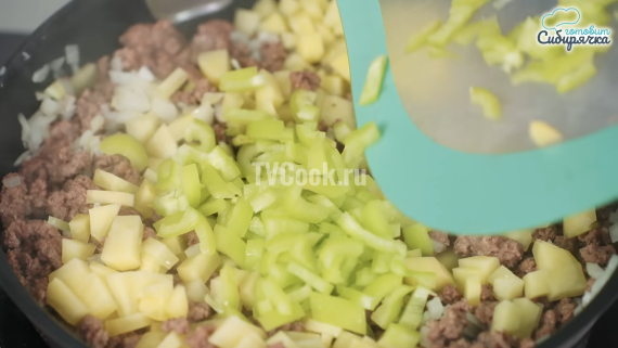 Закрытый мясной пирог с овощами на сметанном тесте Закрытый мясной пирог с овощами на сметанном тесте