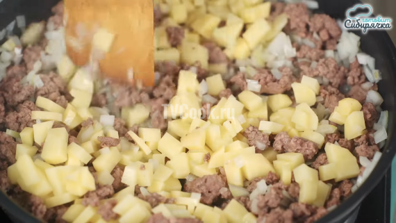 Закрытый мясной пирог с овощами на сметанном тесте Закрытый мясной пирог с овощами на сметанном тесте