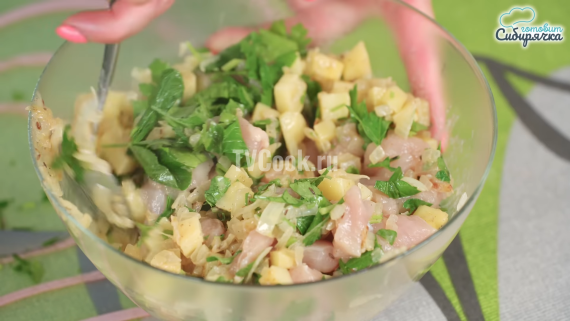 Курники с курицей и картошкой из слоеного теста Курники с курицей и картошкой из слоеного теста