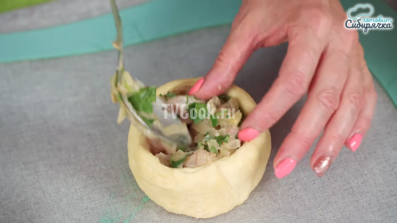 Курники с курицей и картошкой из слоеного теста Курники с курицей и картошкой из слоеного теста