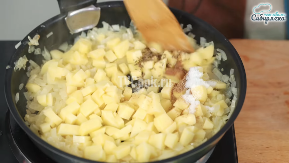 Курники с курицей и картошкой из слоеного теста Курники с курицей и картошкой из слоеного теста