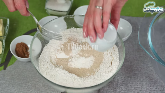 Пирожки из дрожжевого теста с яблоками в духовке Пирожки из дрожжевого теста с яблоками в духовке