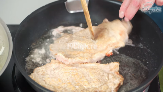 Свиные отбивные с репчатым луком и специями Свиные отбивные с репчатым луком и специями