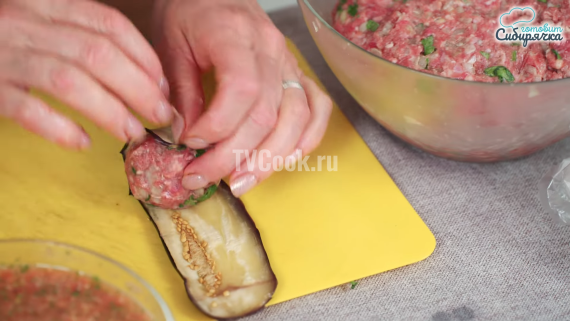 Мясные котлеты в баклажанных слайсах на сковороде Мясные котлеты в баклажанных слайсах на сковороде