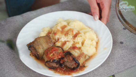 Мясные котлеты в баклажанных слайсах на сковороде Мясные котлеты в баклажанных слайсах на сковороде