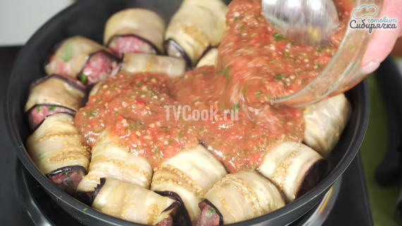 Мясные котлеты в баклажанных слайсах на сковороде Мясные котлеты в баклажанных слайсах на сковороде