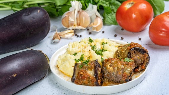 Мясные котлеты в баклажанных слайсах на сковороде Мясные котлеты в баклажанных слайсах на сковороде