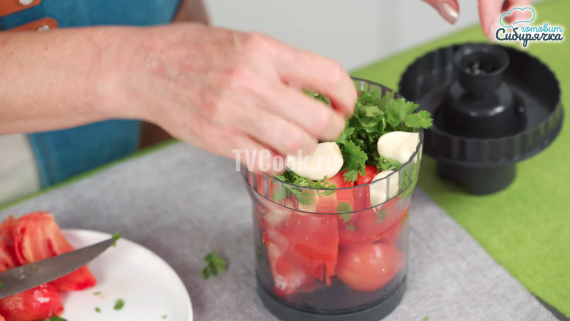 Мясные котлеты в баклажанных слайсах на сковороде Мясные котлеты в баклажанных слайсах на сковороде