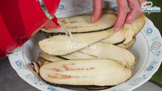 Мясные котлеты в баклажанных слайсах на сковороде Мясные котлеты в баклажанных слайсах на сковороде