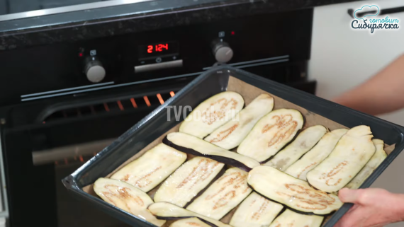 Мясные котлеты в баклажанных слайсах на сковороде Мясные котлеты в баклажанных слайсах на сковороде