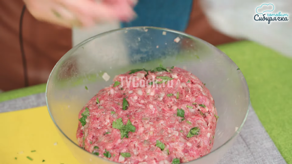 Мясные котлеты в баклажанных слайсах на сковороде Мясные котлеты в баклажанных слайсах на сковороде