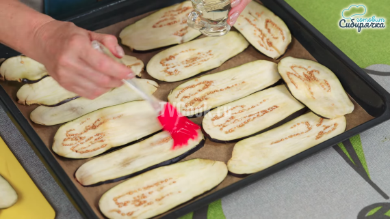 Мясные котлеты в баклажанных слайсах на сковороде Мясные котлеты в баклажанных слайсах на сковороде