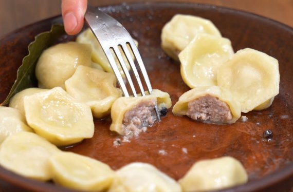 Секреты вкусных пельменей: идеальное тесто сочная начинка. Секреты вкусных пельменей: идеальное тесто сочная начинка.