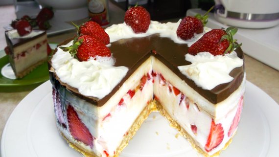 Клубничные рецепты: Торт без выпечки с клубникой и бананами Клубничные рецепты: Торт без выпечки с клубникой и бананами