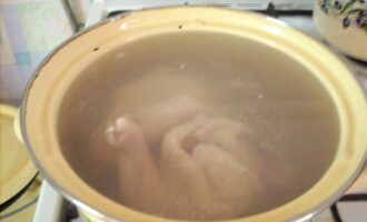 Азиатский куриный суп с рисовой лапшой Азиатский куриный суп с рисовой лапшой
