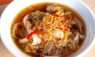 Азиатский куриный суп с рисовой лапшой Азиатский куриный суп с рисовой лапшой