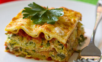 Классическая лазанья с мясным фаршем и соусом бешамель Классическая лазанья с мясным фаршем и соусом бешамель