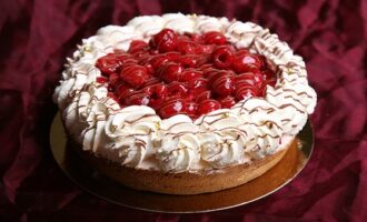 Миндальный пирог с малиной