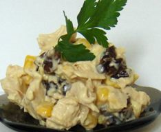 Салат с курицей, финиками и кукурузой
