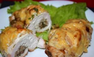Куриное филе, запеченное с грибами и сыром