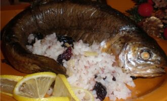 Кутап из форели с рисом и изюмом