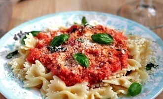 Фарфалле с Томатно-Сырным Соусом