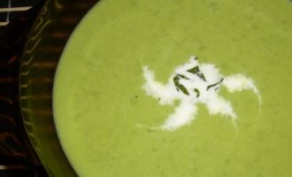 Суп-пюре из зелёного горошка с чесноком и сливками