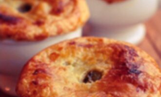 Куриный пирог в горшочке с овощами и грибами