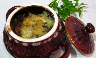 Горшочки с грибами и картофелем в сливочном соусе