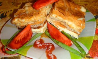 Слоёный закусочный пирог из 4 коржей с рыбой, яйцом и сыром