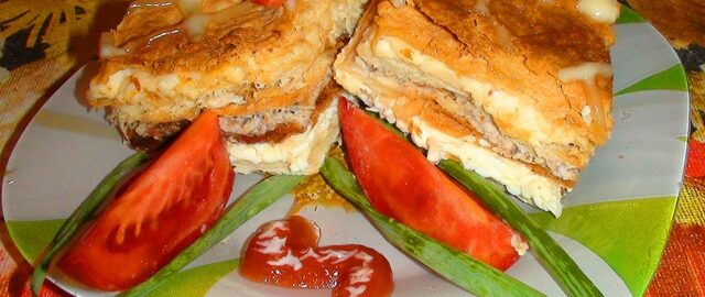 Слоёный закусочный пирог из 4 коржей с рыбой, яйцом и сыром