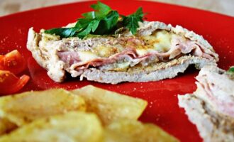 Свиные отбивные в фольге с сыром, ветчиной и розмарином