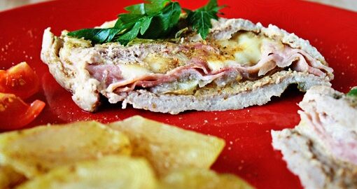 Свиные отбивные в фольге с сыром, ветчиной и розмарином