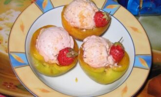 Фруктовое парфе с персиками и клубникой