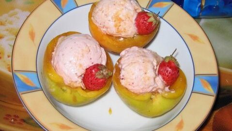 Фруктовое парфе с персиками и клубникой