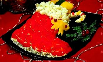 Новогодний салат «Сапожок» с курицей и грибами