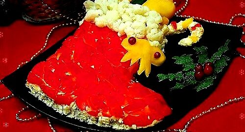 Новогодний салат «Сапожок» с курицей и грибами