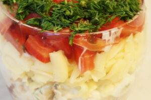 Салат с крекерами и сыром