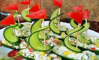 Закуски 'Огуречная Флотилия' с начинками из крабов и кальмаров